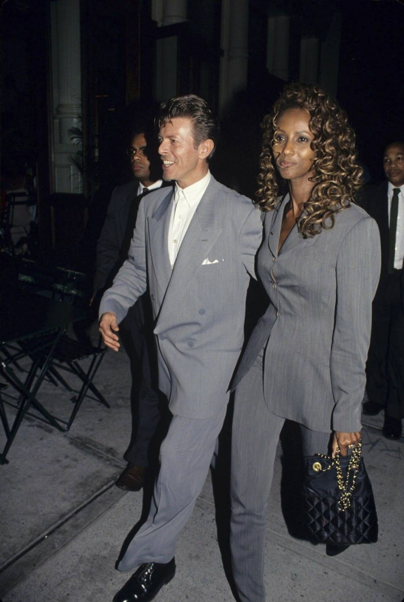 Iman Abdulmajid och David Bowie (som gick bort 2016) dök ofta upp i matchade outfits, som två gånger grå kostym 1994.