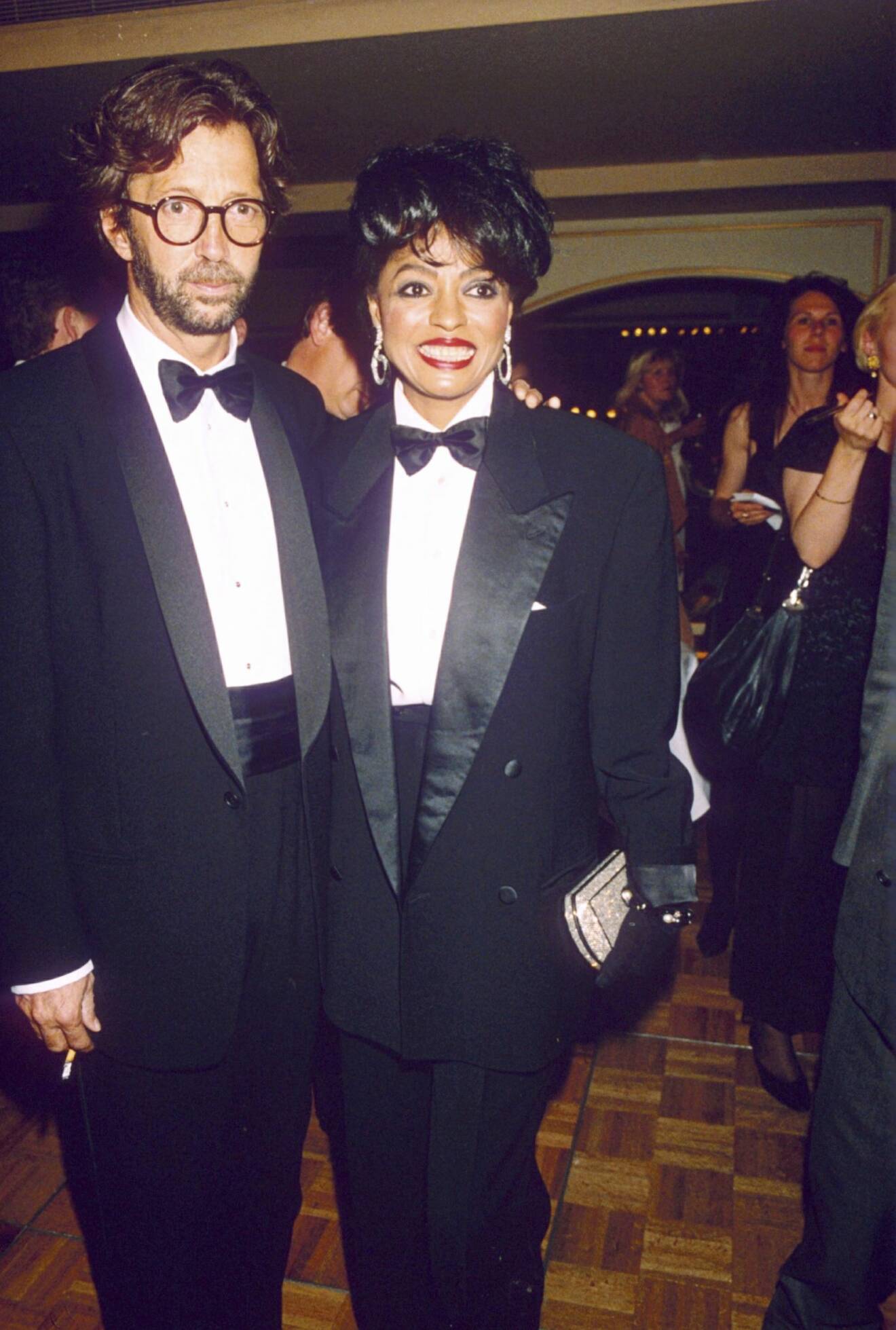 De två legendarerna Diana Ross och Eric Clapton i matchade outfits under en modevisning i London, 1992