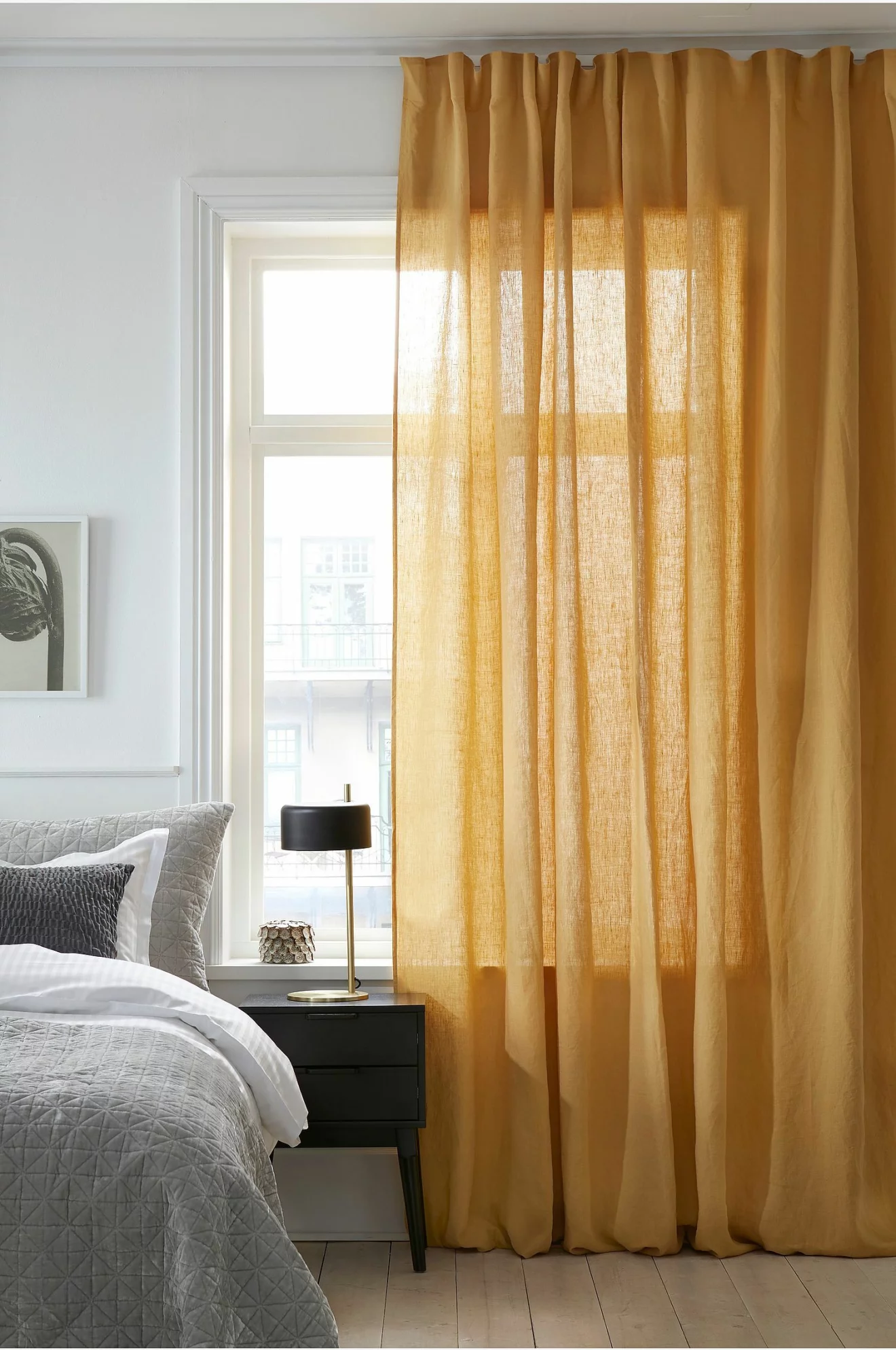 sovrum med gula gardiner och grå textilier