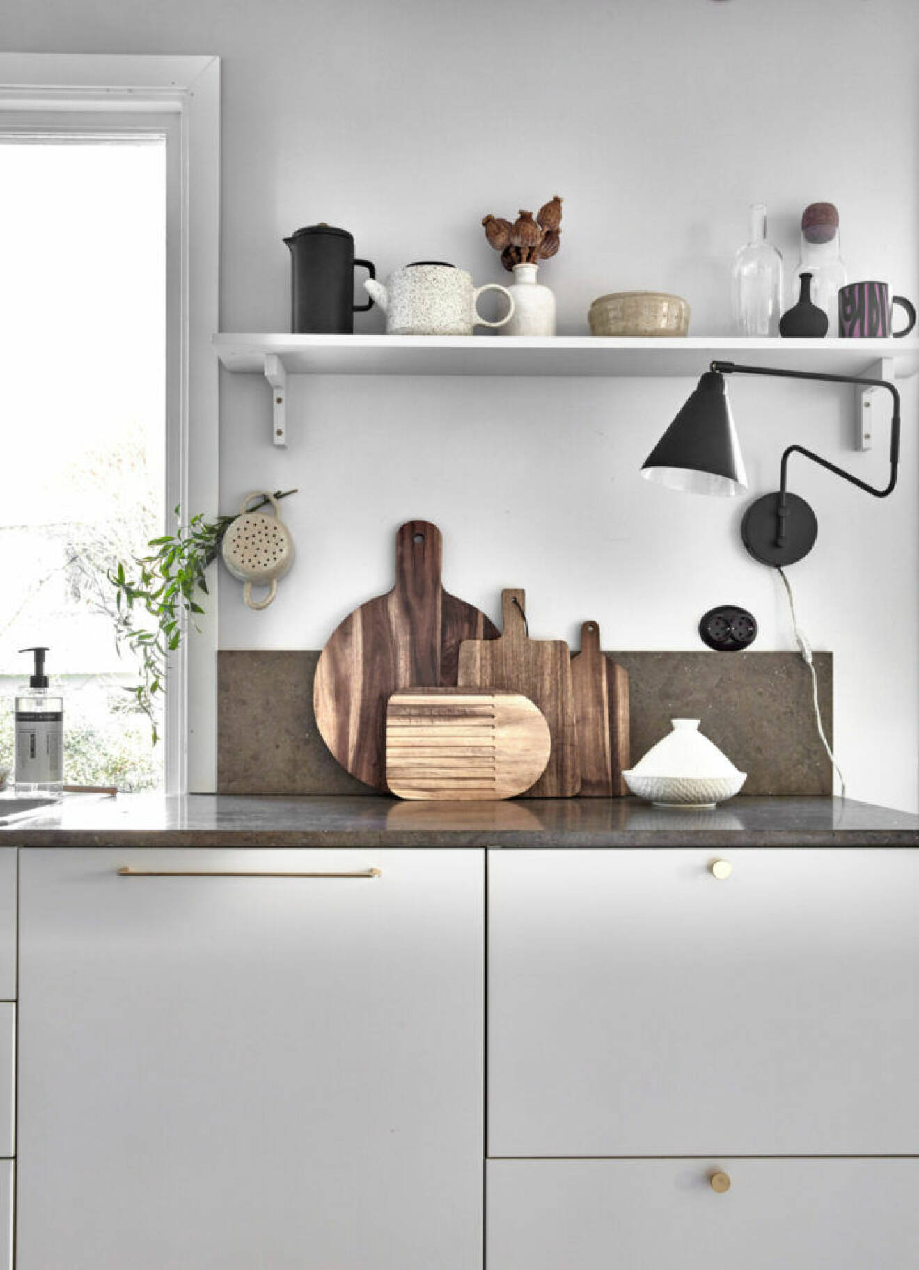 Köket hos Julia och Emanuel Karlsten går i vita toner med naturnära inslag