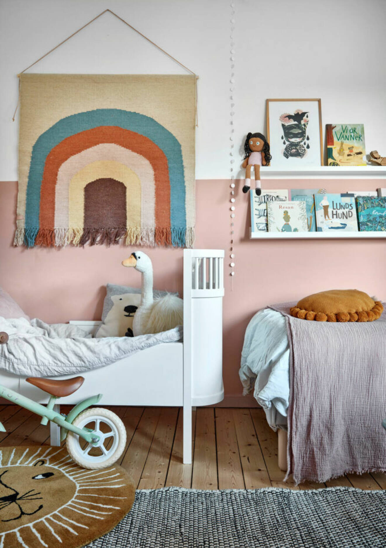 Barnrum i rosa och vitt med detaljer i olika färger hos Julia och Emanuel Karlsten.