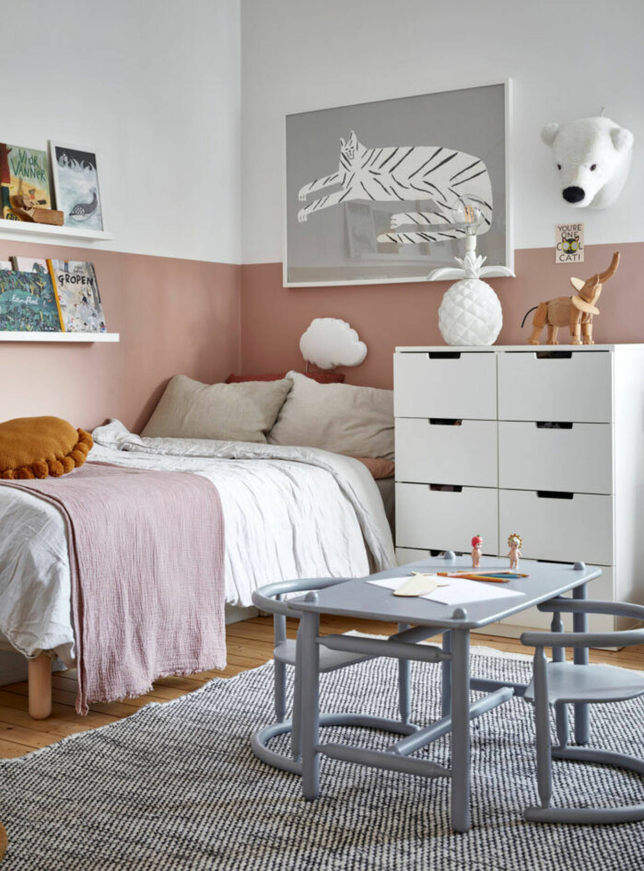 Barnrummet går i rosa och vita toner med möbler i vitt, grått och rost hos Julia och Emanuel Karlsten.