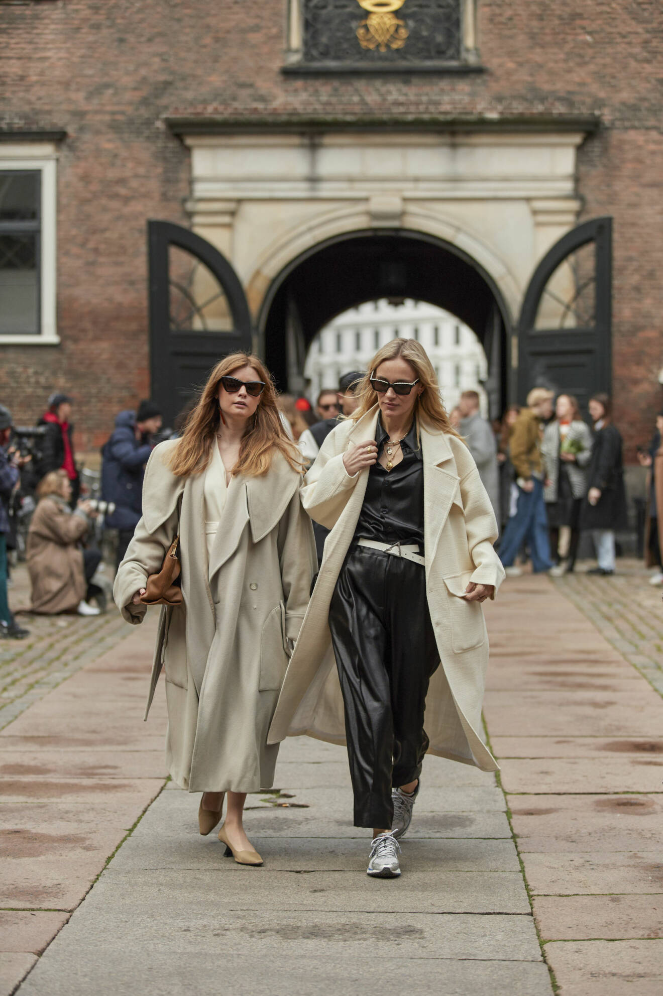 Trenchcoaten är ett basplagg att lita på! Streetstyleinspiration från modeveckan i Köpenhamn.