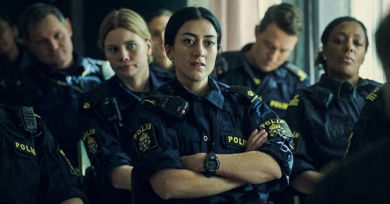 Gizem Erdogan som polis