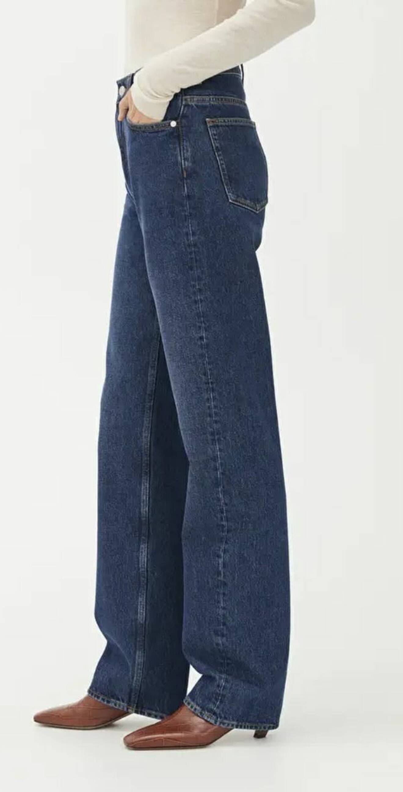 mörkblå jeans från arket med högmidja och raka drag.
