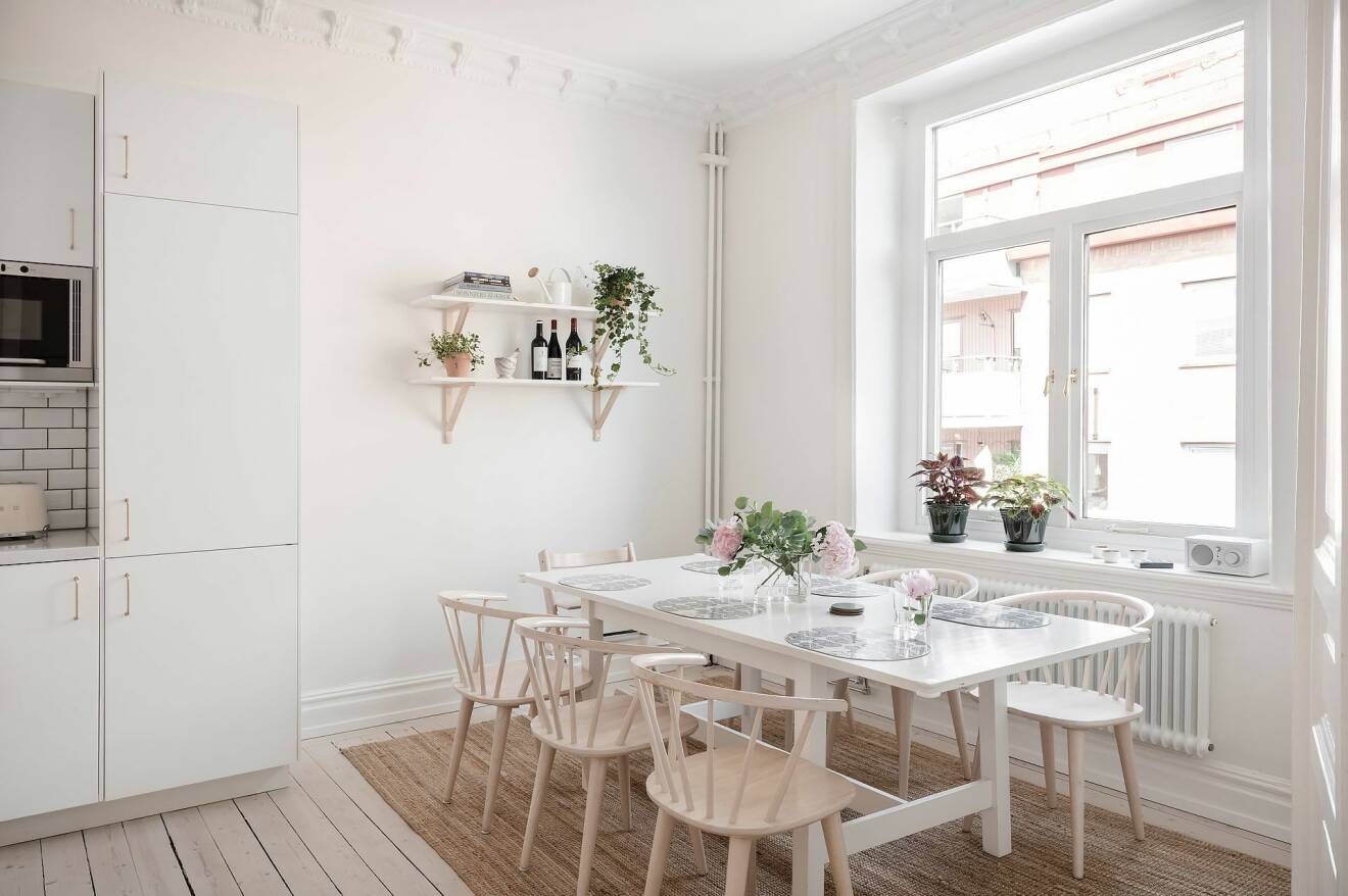 Matplats i vitt, beige och ljust trä med blommor och växter i skandinavisk stil