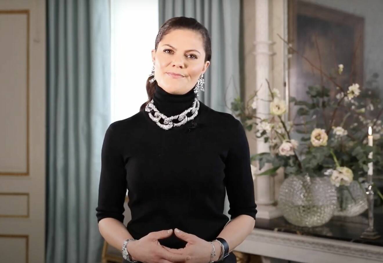 Kronprinsessan Victoria bär svensk design från topp till tå – vilken powerlook!