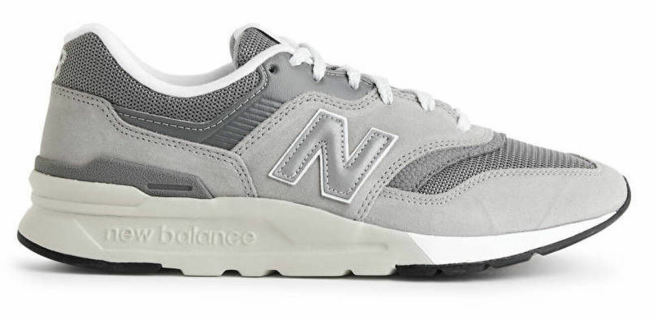 grå sneakers från New Balance