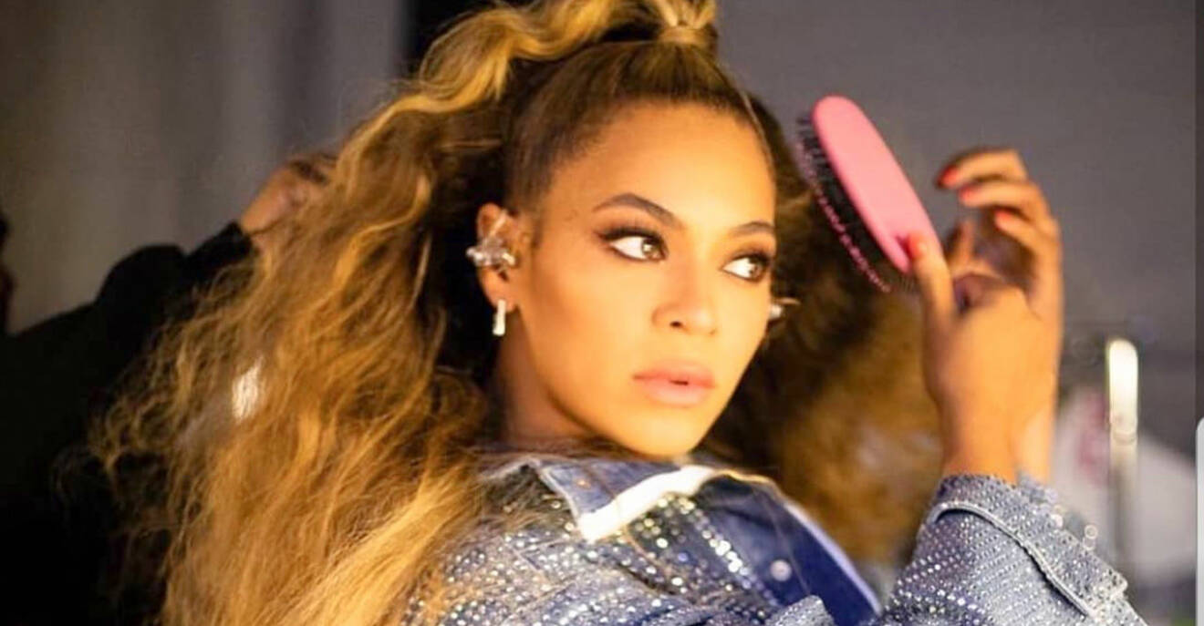 Beyoncé borstar håret
