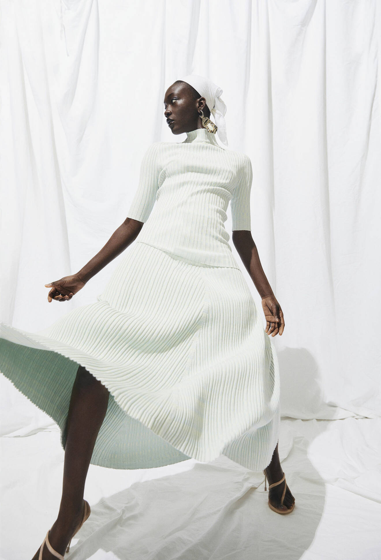 Modellen bär topp och kjol från Proenza Schouler White Label, örhänge och skor från Acne Studios.