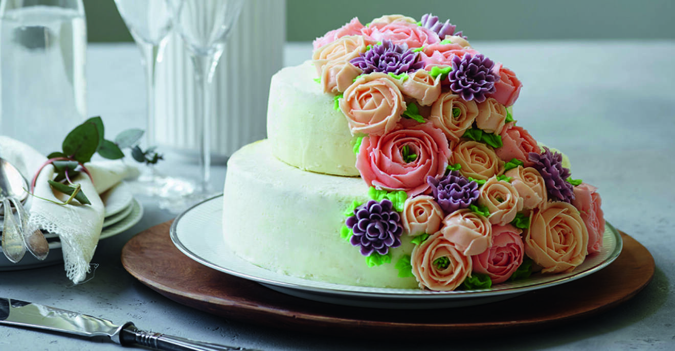 Blomstrande bröllopstårta