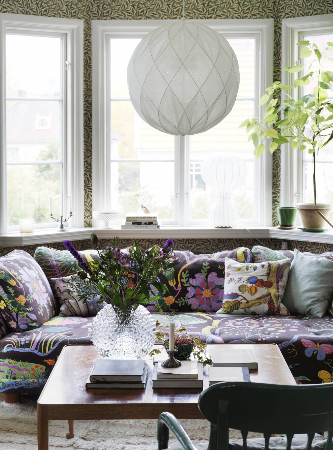 ELLE:s bloggare och influencer Johanna Bradford öppnar dörrarna till sitt hus i Borås. soffan liljevalchs