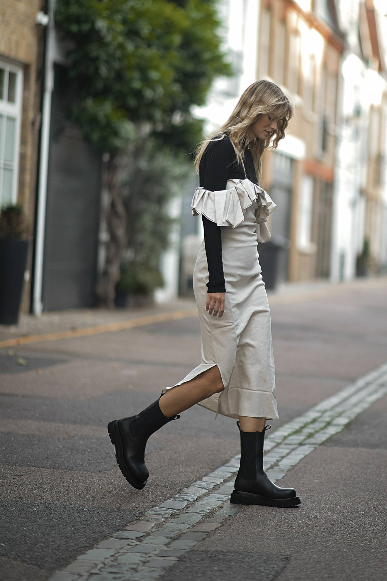 Off-the-shoulder klänning med volang och chunky boots