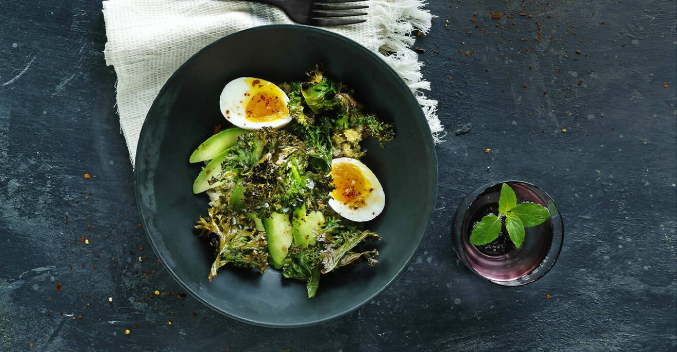 Recept på quinoa-bowl med sojapicklade ägg, avokado och grönkålschips