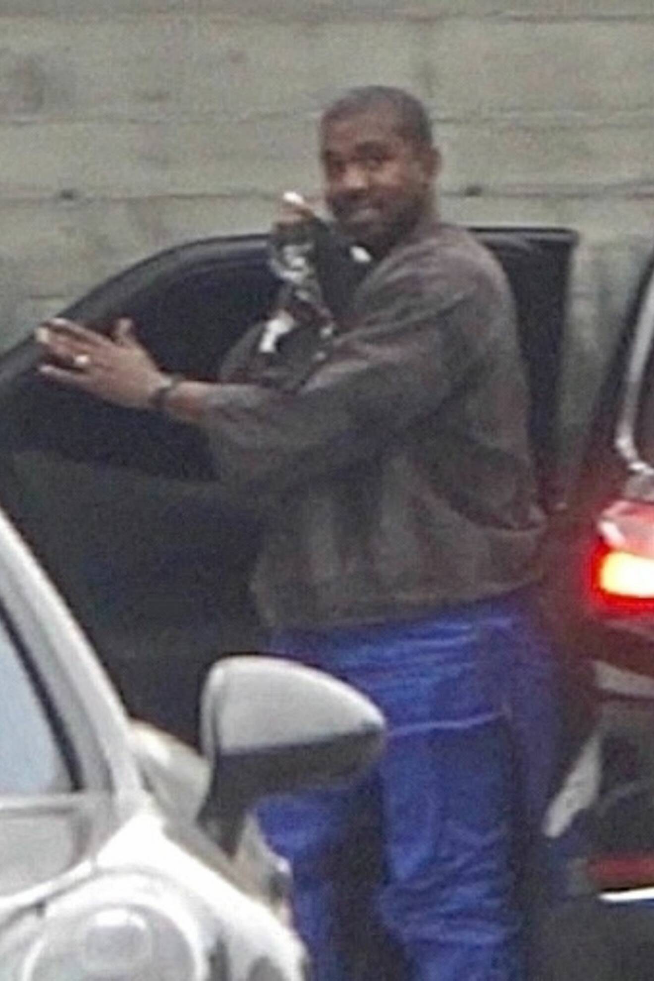 Kanye West har inte tagit av sig ringen än.