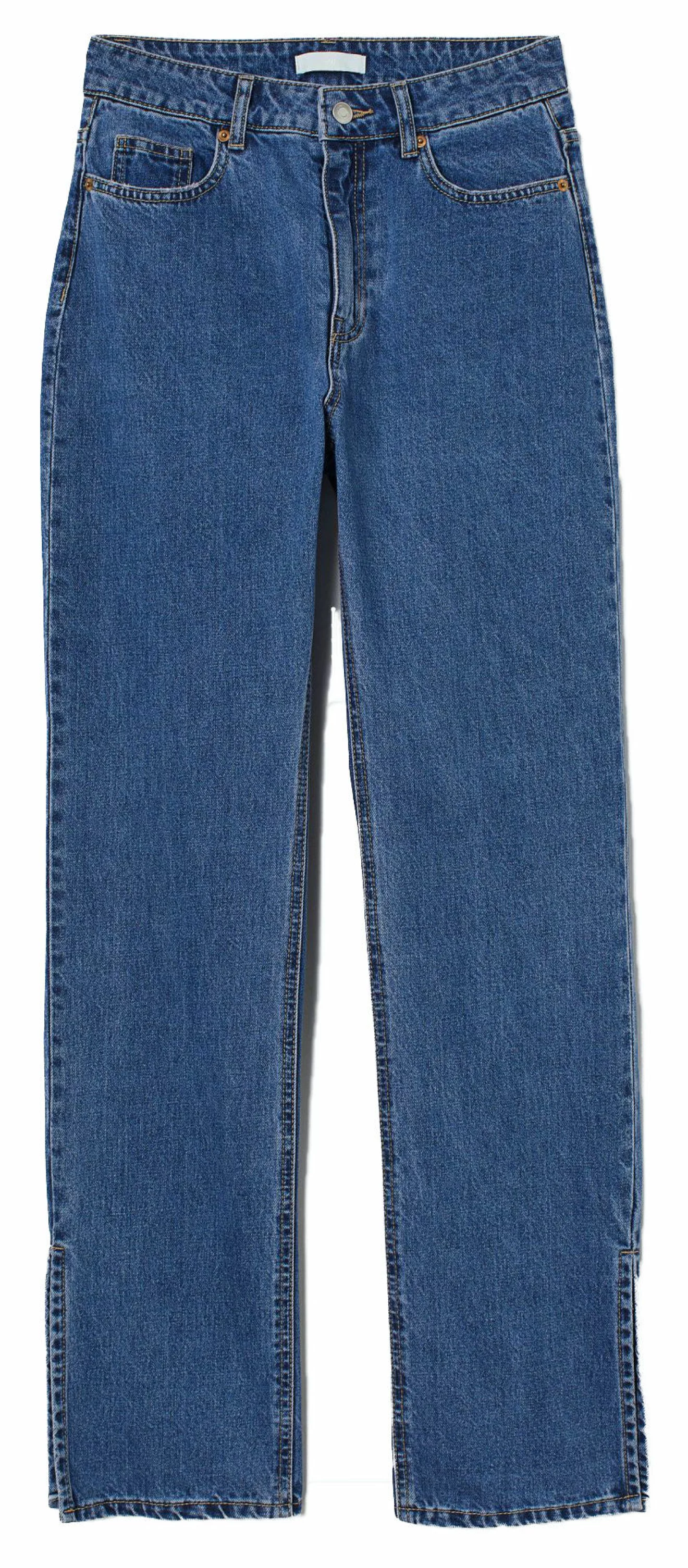 Jeans i mörkblå tvätt med dekorativ slits nedtill från H&amp;M som finns att köpa här.