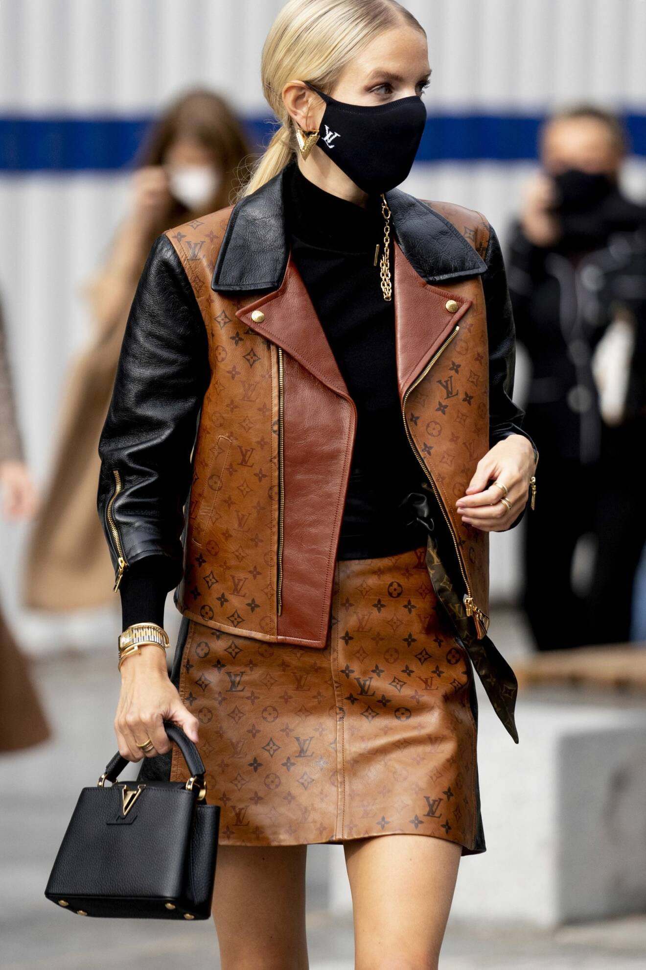 Leonie Hanne i en brun läderväst med matchande läderkjol