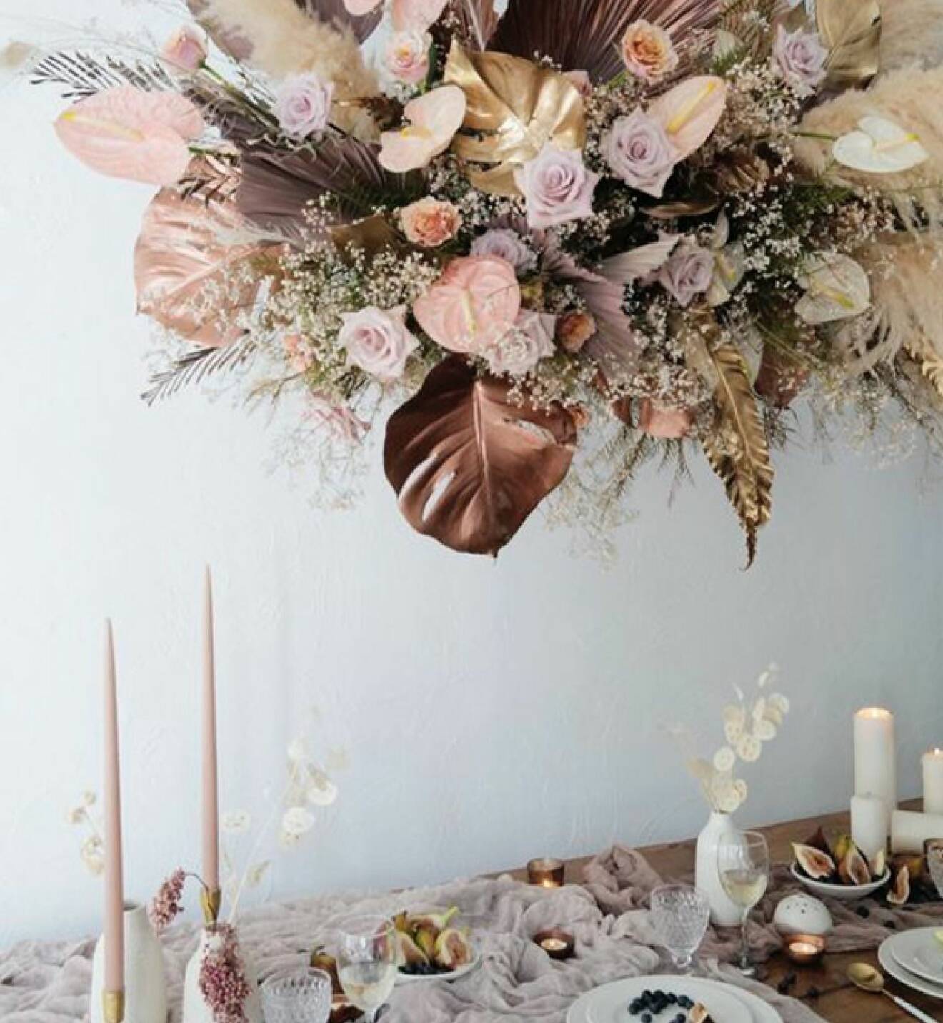 Blommor i ljusa toner ovanför ett bord