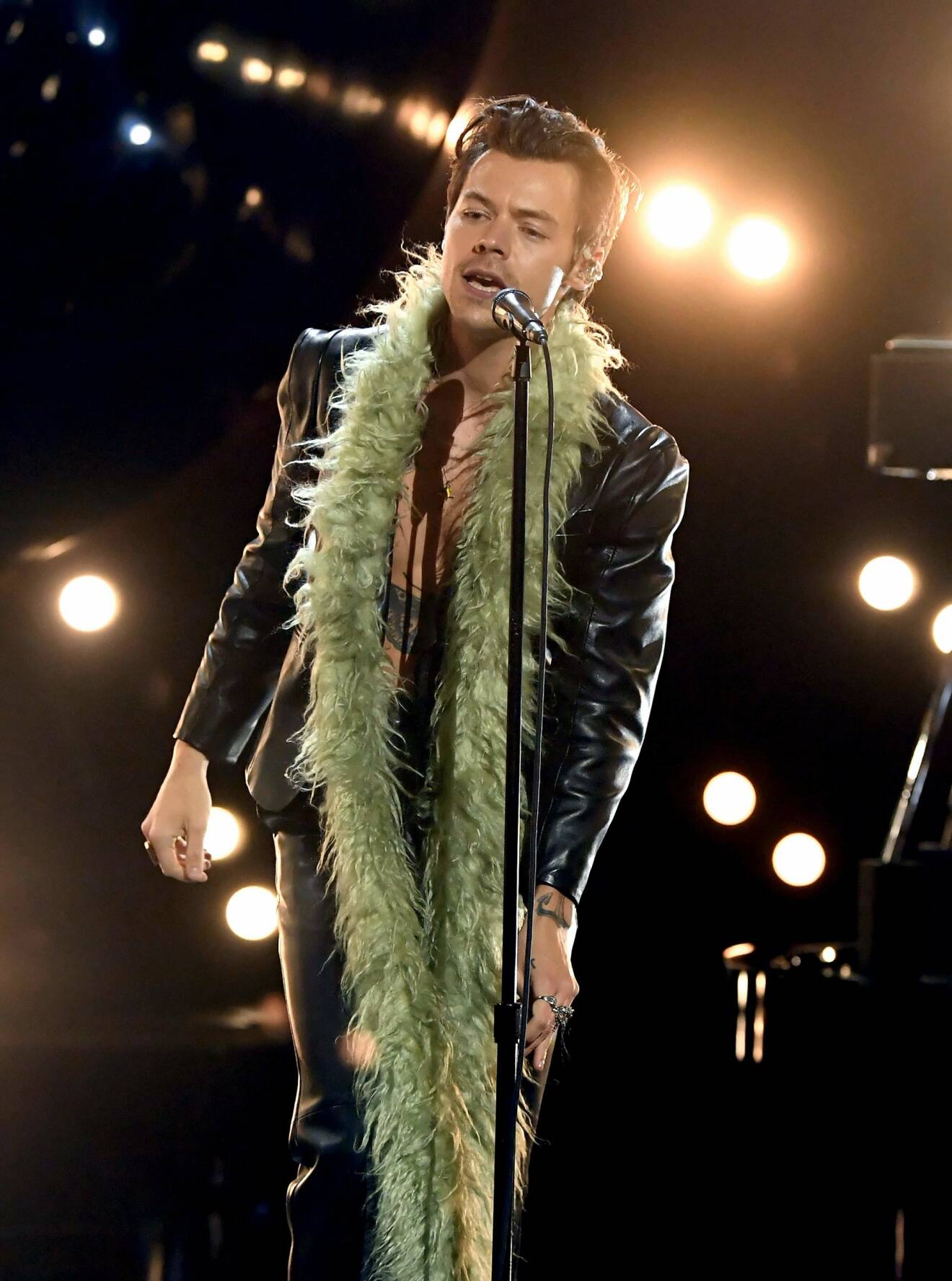 Harry Styles Grammy Awards 2021 kläder svart läderset med en grön fjäderboa