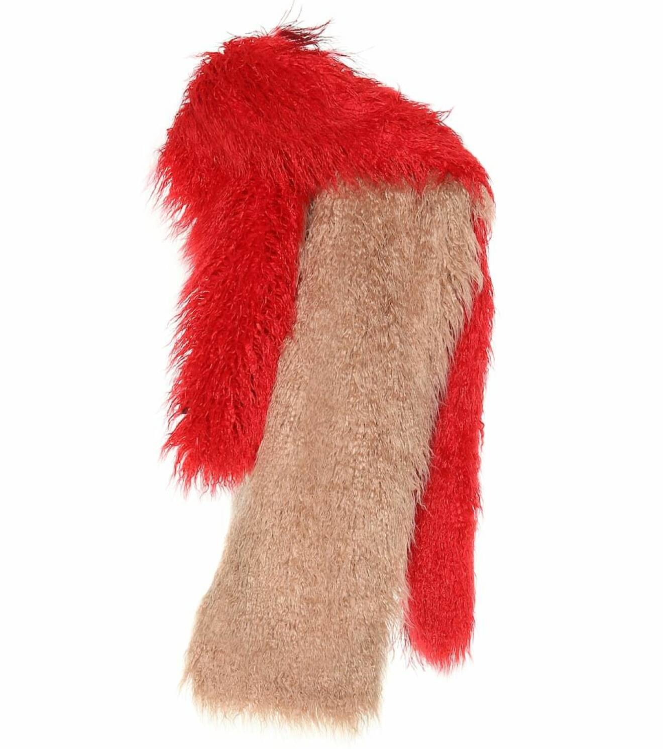 Röd och beige scarf i faux shearling och strutsfjädrar
