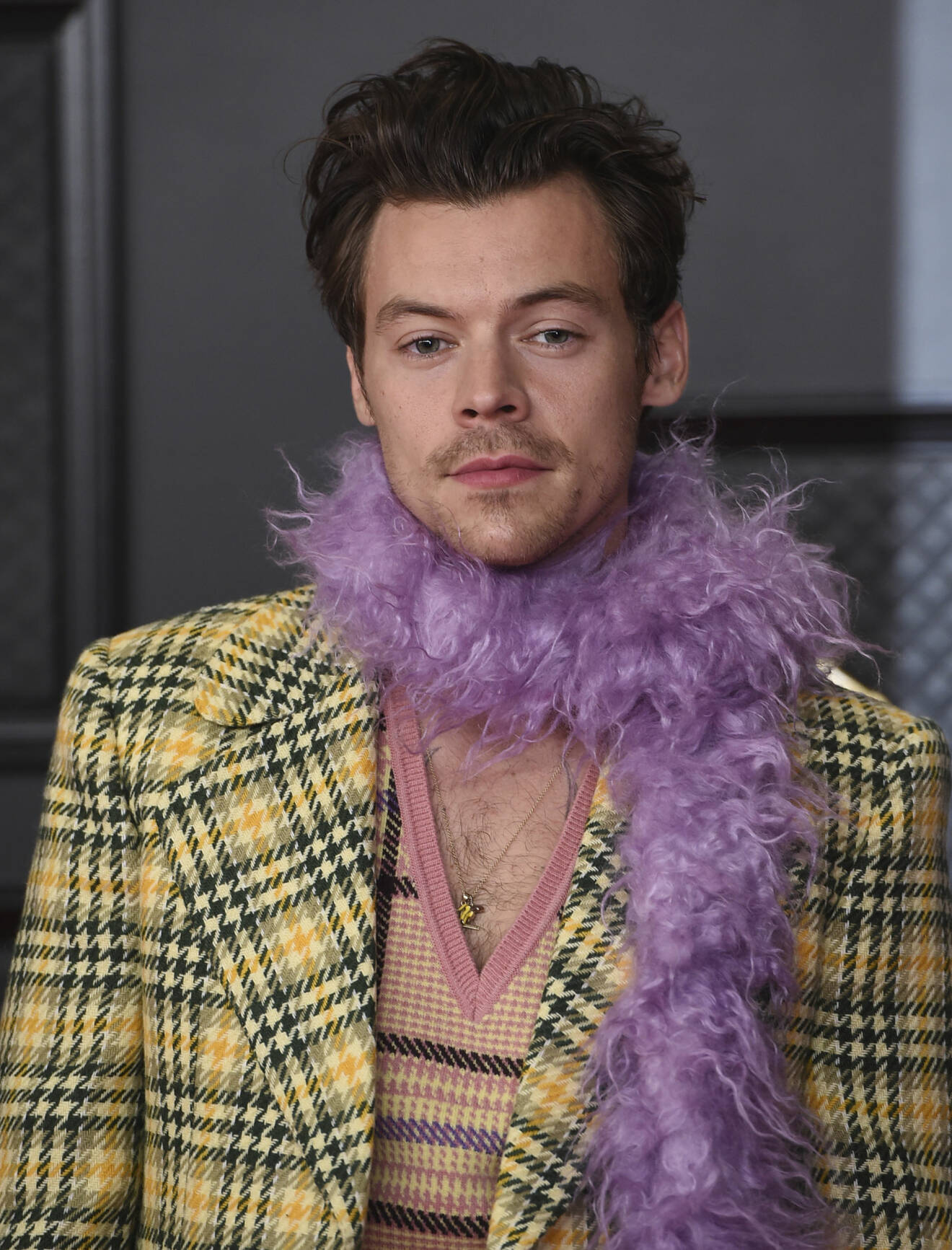 Harry Styles i lila faux fjäderboa
