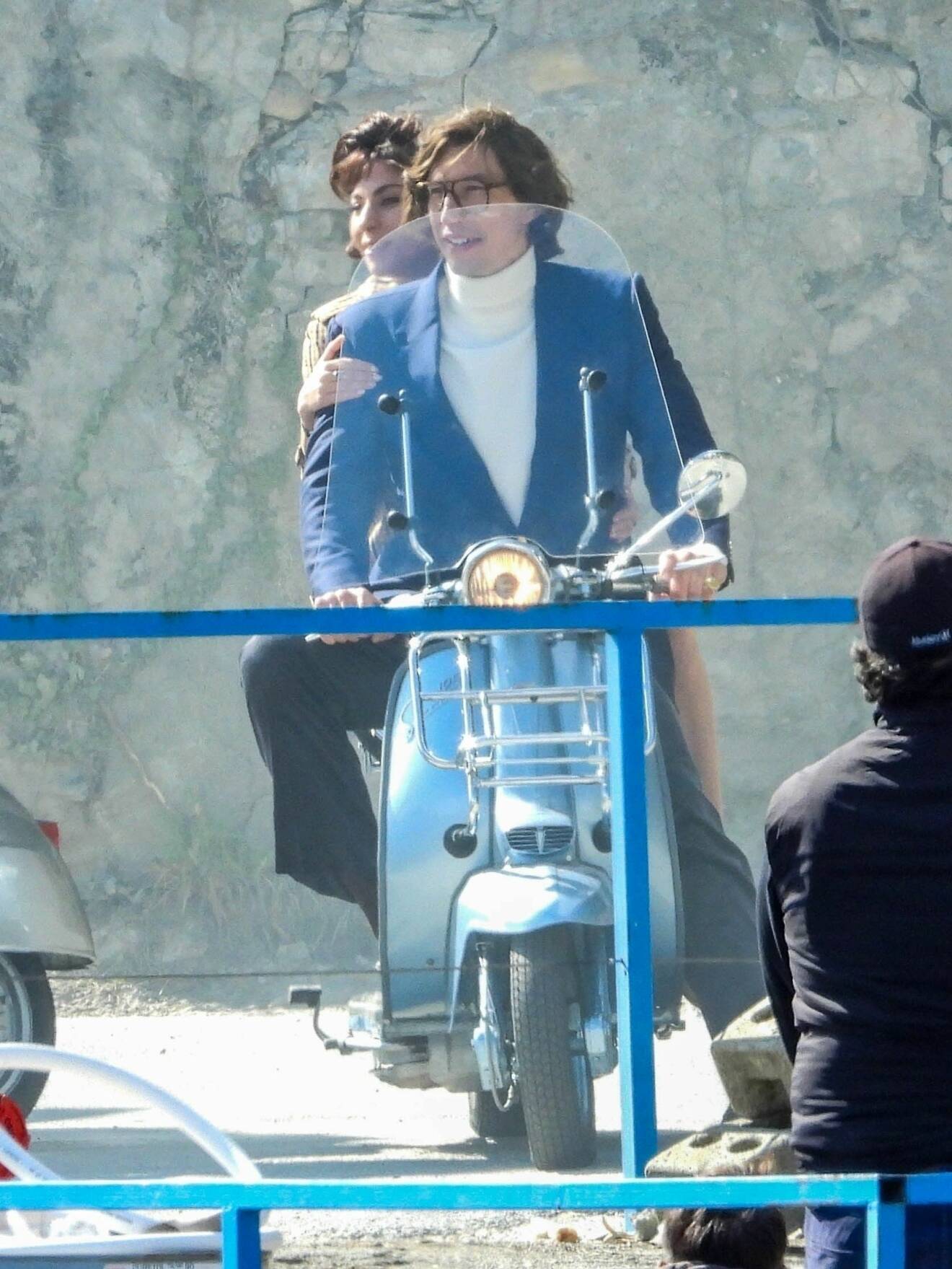 Adam Driver och Lady Gaga åker motorcykel.