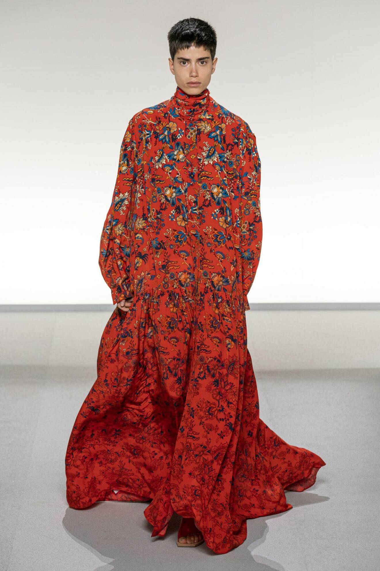 Mönstrad långklänning på Givenchys vår-och sommarvisning 2020