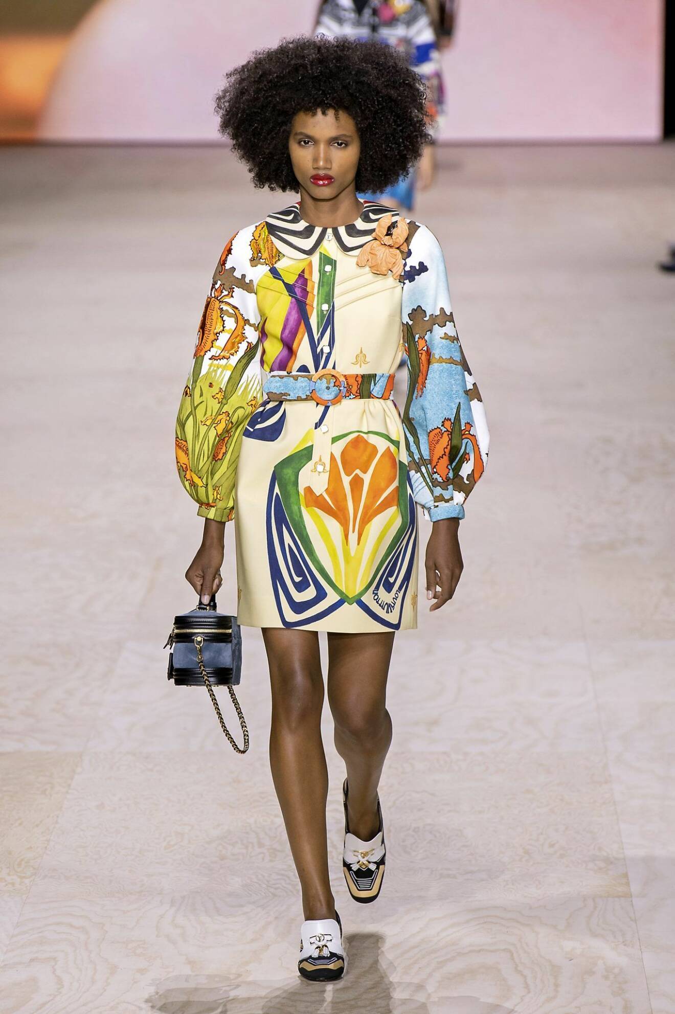 Louis Vuitton klänning i tropiskt mönster för våren 2020