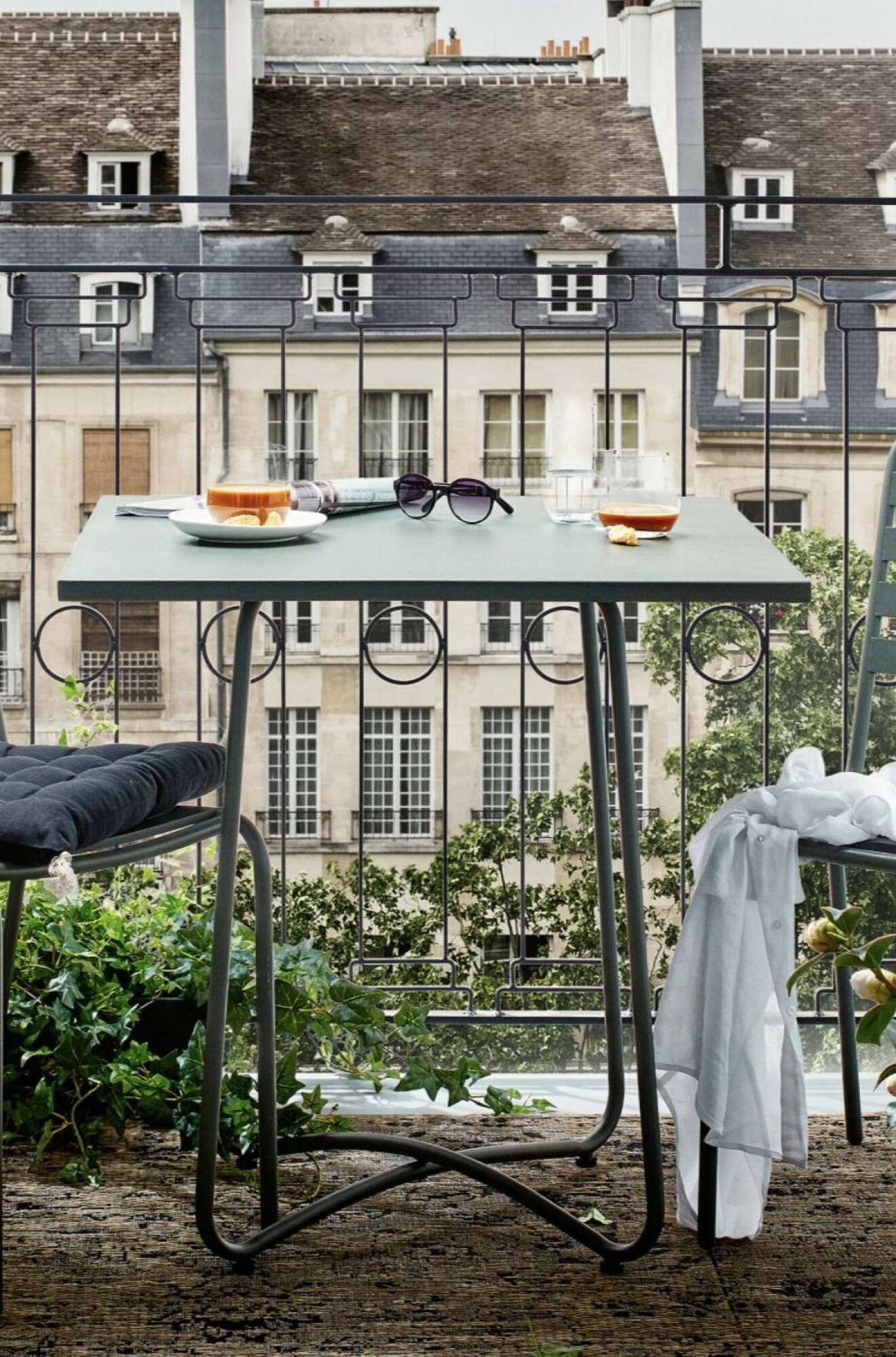 balkongbord på liten balkong i paris