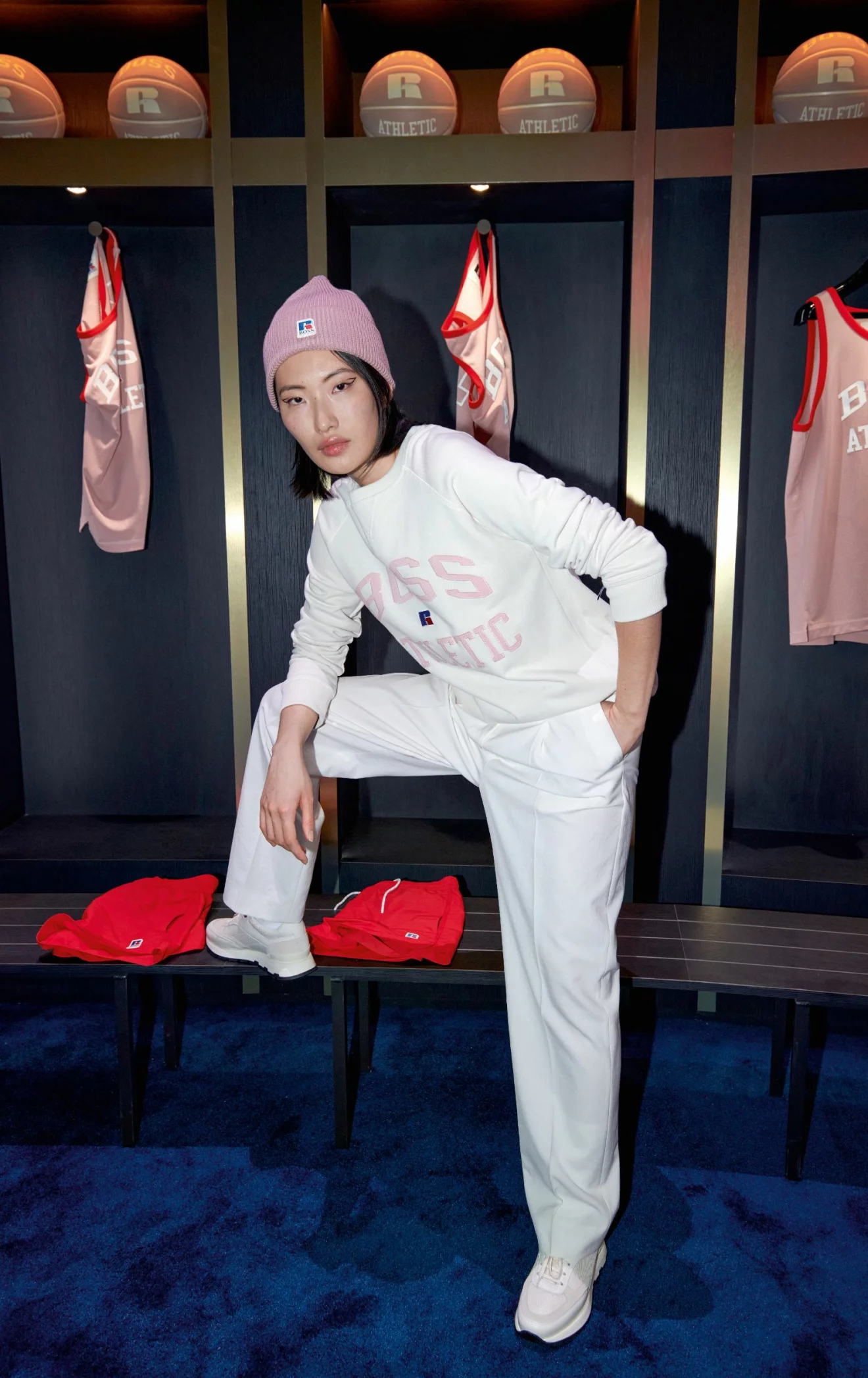 BOSS x Russell Athletic höstkollektion 2021 vitt mjukis-set med rosa mössa