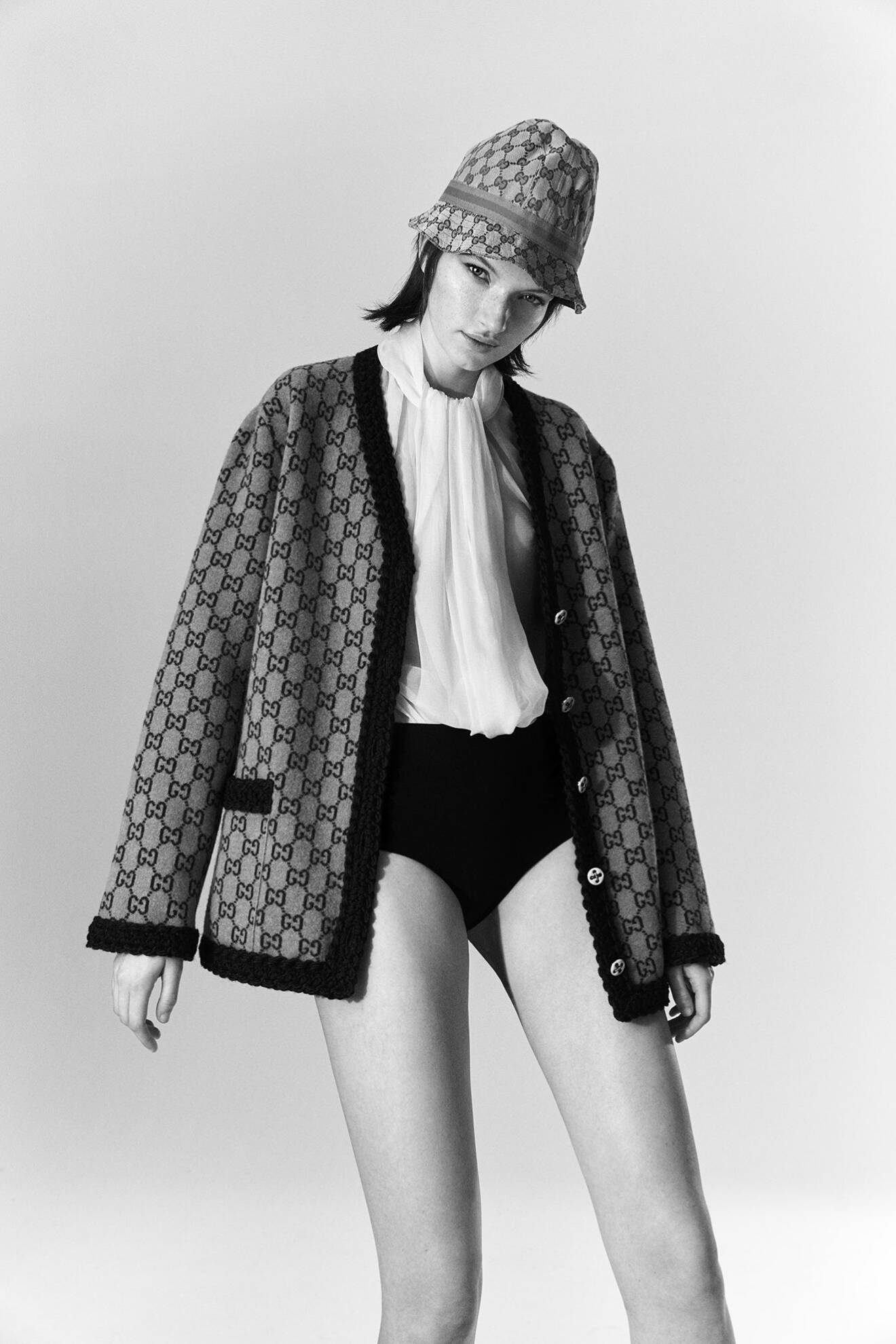 Modellen bär en vintage blus från Dior och en vintage hatt från Gucci, båda Stockholms Auktionsverk