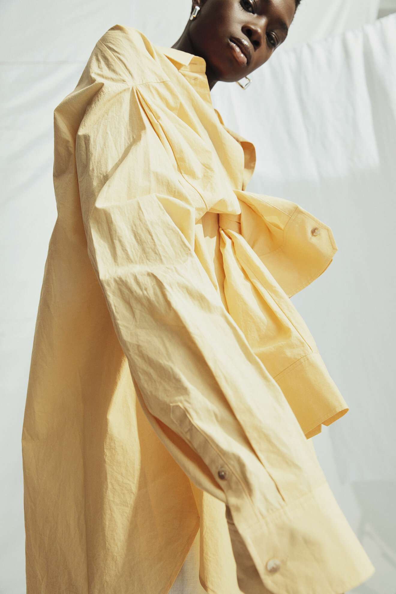 Skjorta av ekologisk bomull, örhängen av återvunnet sterlingsilver