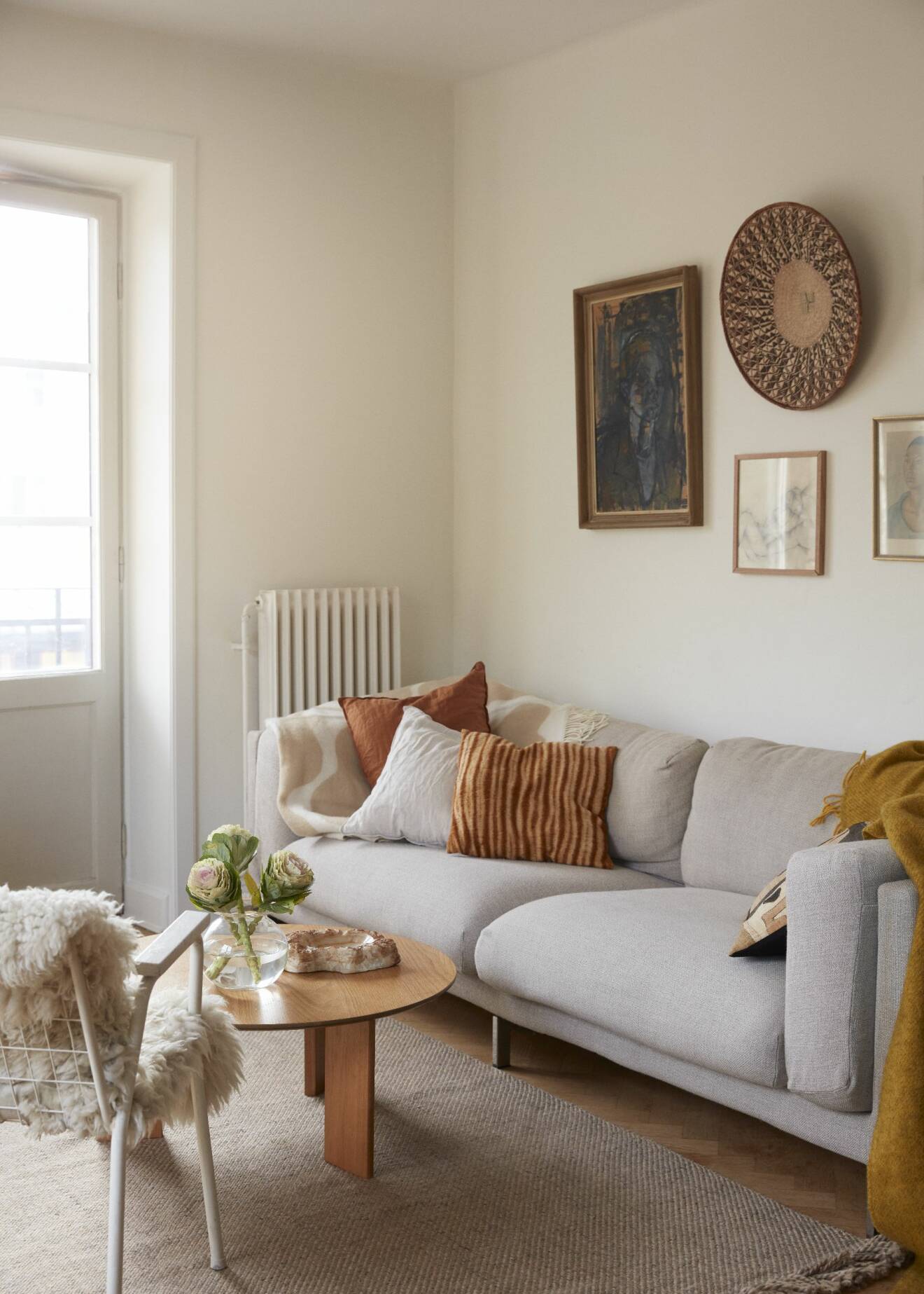 Sarah Memel Törnebäck hemma hos Stockholm vardagsrum soffa tavlor
