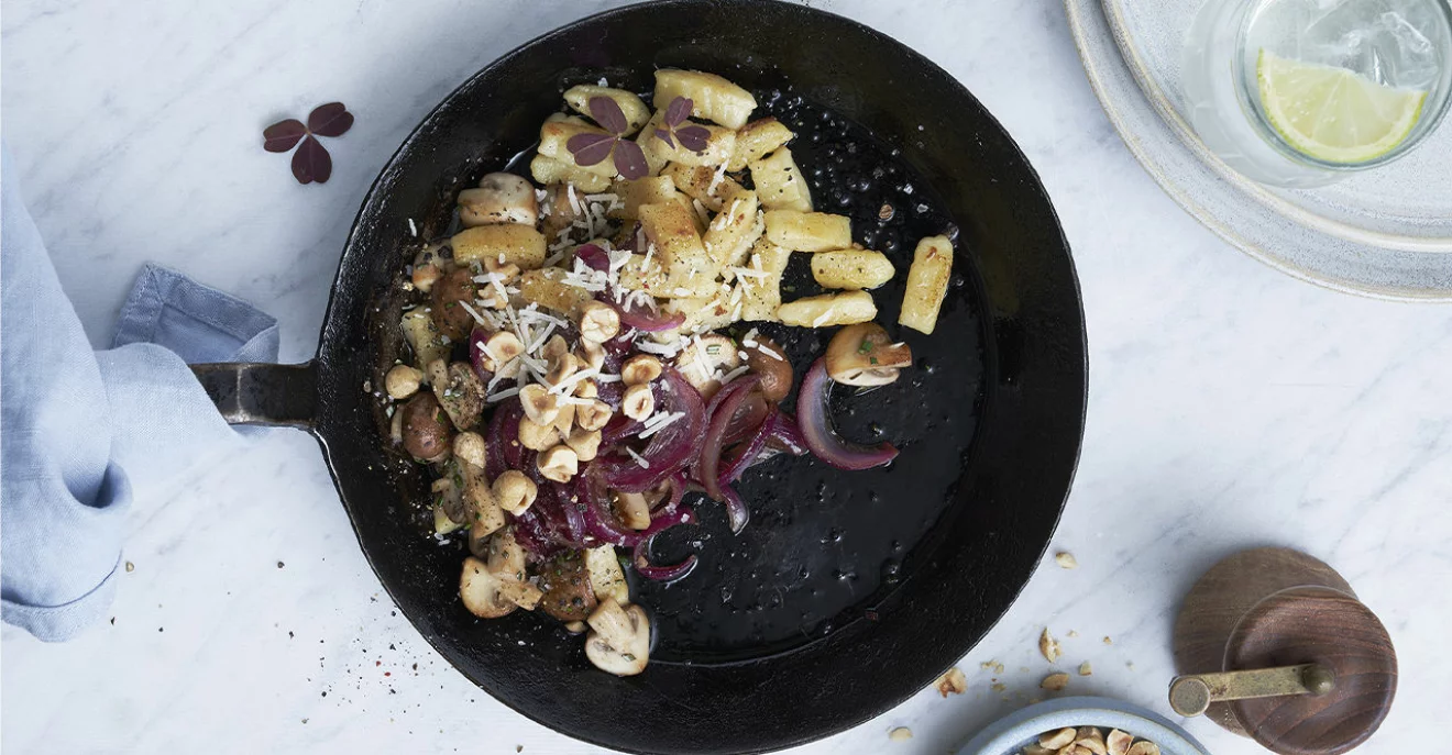 Recept på gnocchi med skogschampinjoner, rödlök och hasselnötter