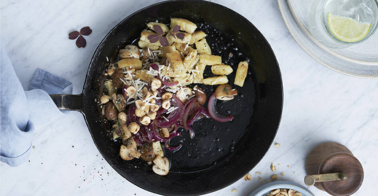 Recept på gnocchi med skogschampinjoner, rödlök och hasselnötter
