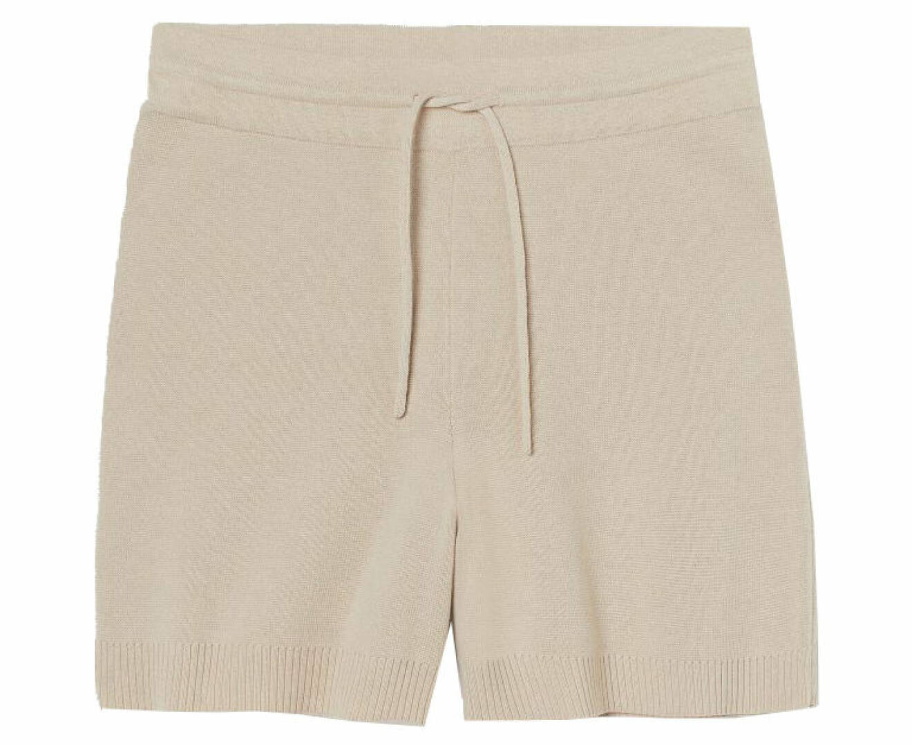 beige stickade shorts