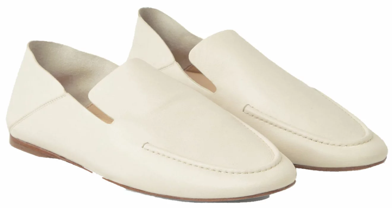 vita loafers med vikbar häl från cos.