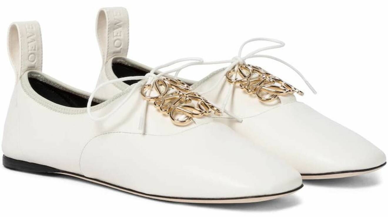 Vita skor från Loewe med dekorativ gulddetalj och söt snörning.
