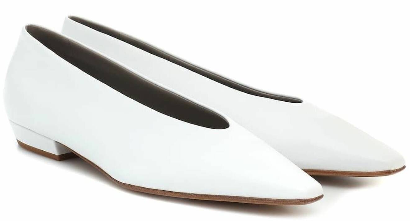 Vita skor från Bottega Veneta med spetsig tå och låg klack.