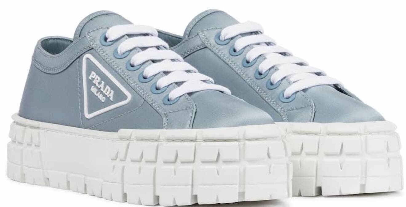 Coola sneakers i iskall ljusblå ton från Prada.