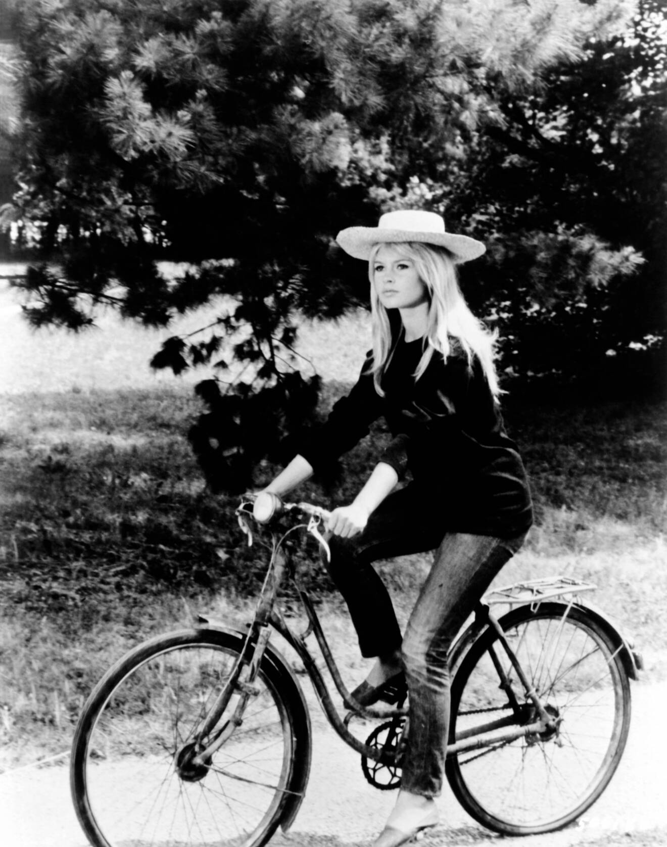 brigitte bardot på cykel i hatt.
