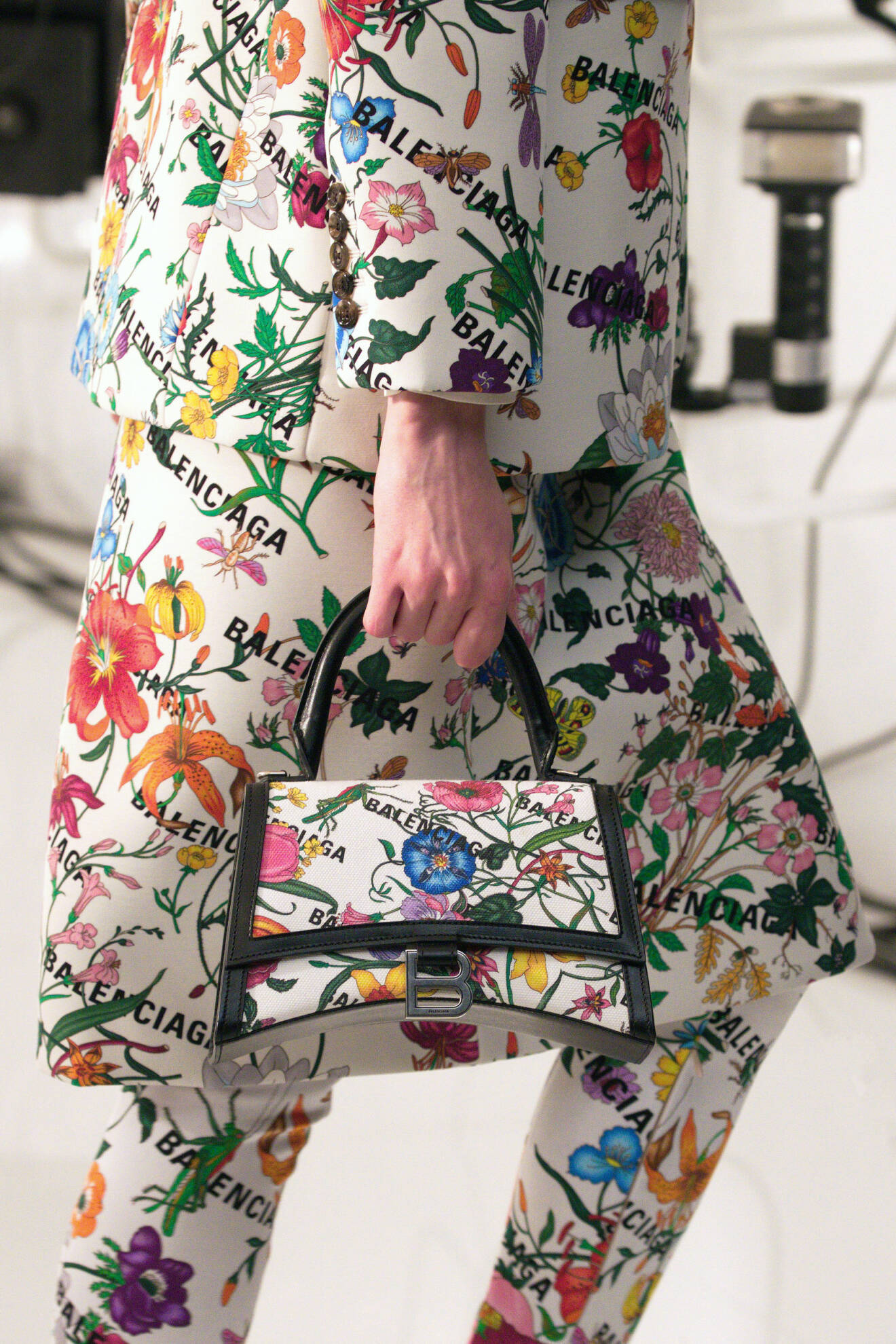 Gucci AW21. Blommönster med Balenciaga loggor.