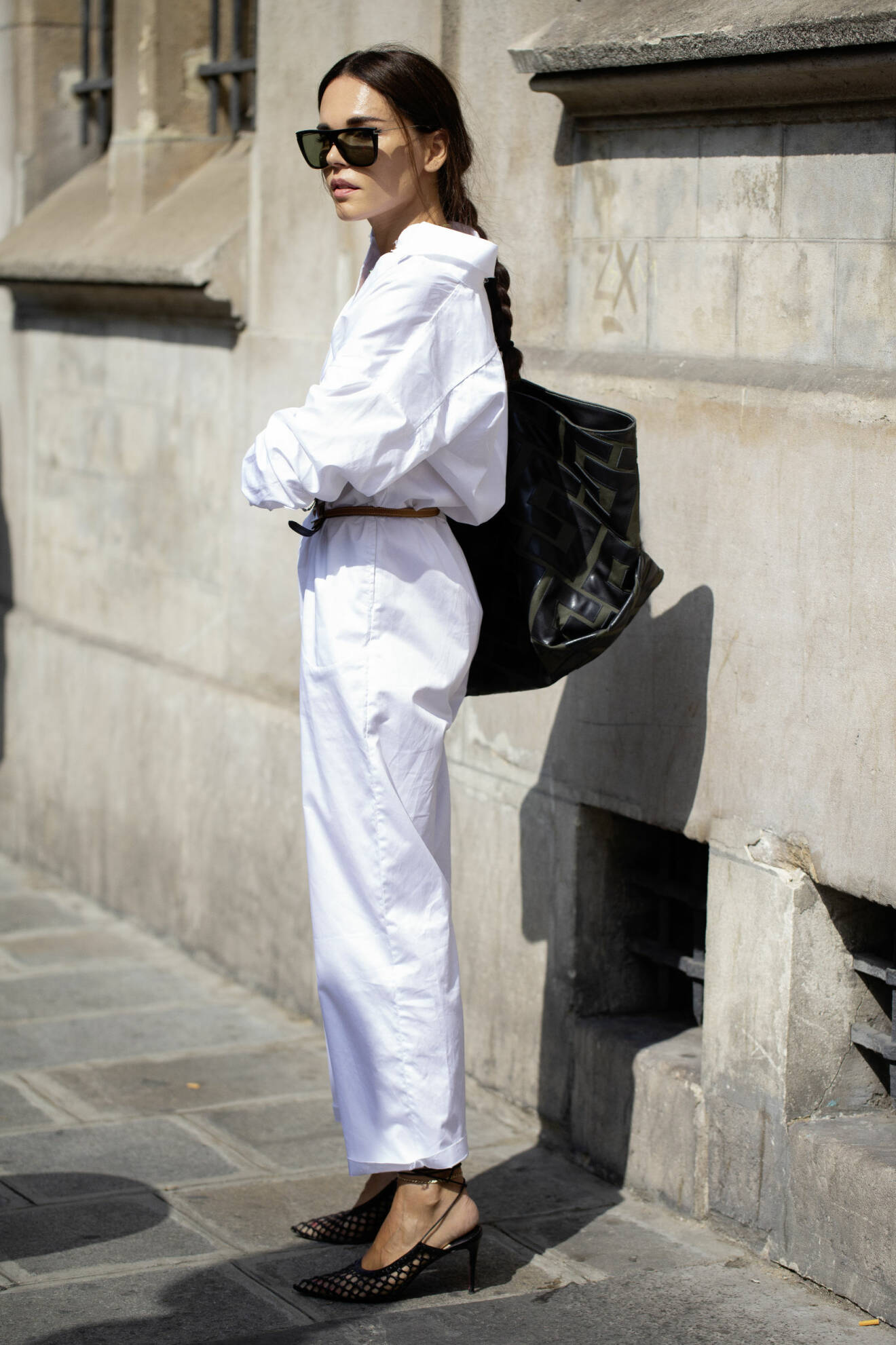 snygg vit jumpsuit med klackar och svart väska