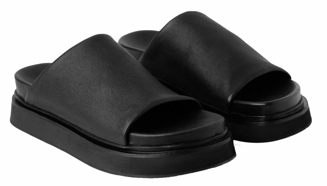 svarta sandaler från cos med grov sula.