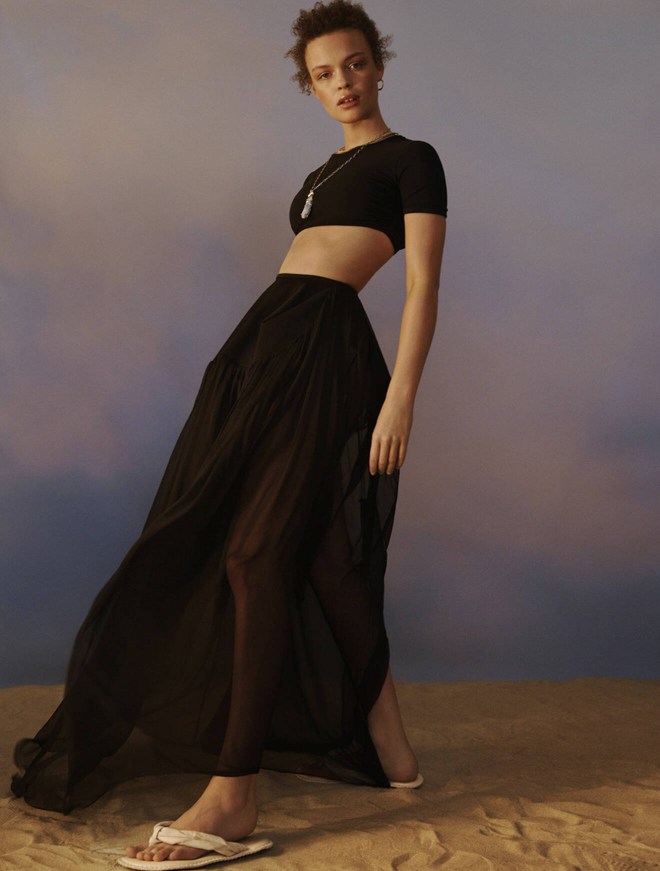 Modellen har på sig svart topp och kjol från Christopher Esber