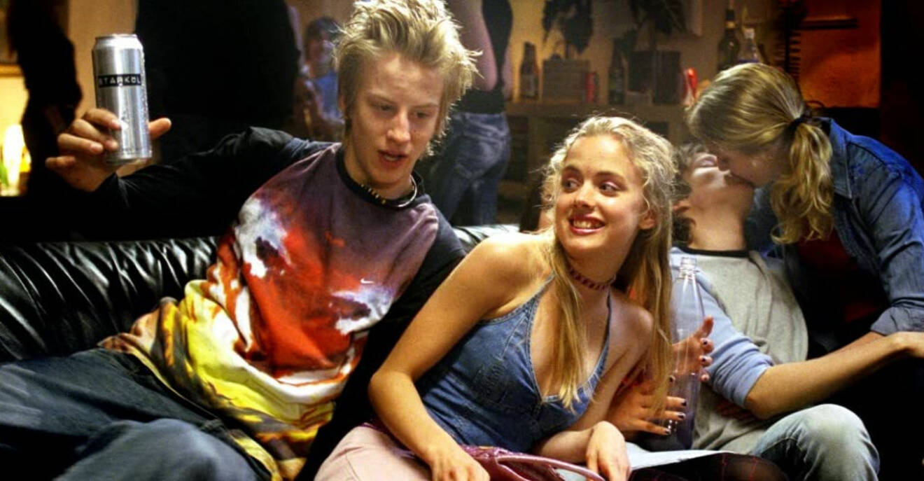 Filip Berg som karaktären Sebbe som blir kär i Sofie som spelas av Amanda Renberg, i filmen Hip hip hora! som hade premiär 2004.
