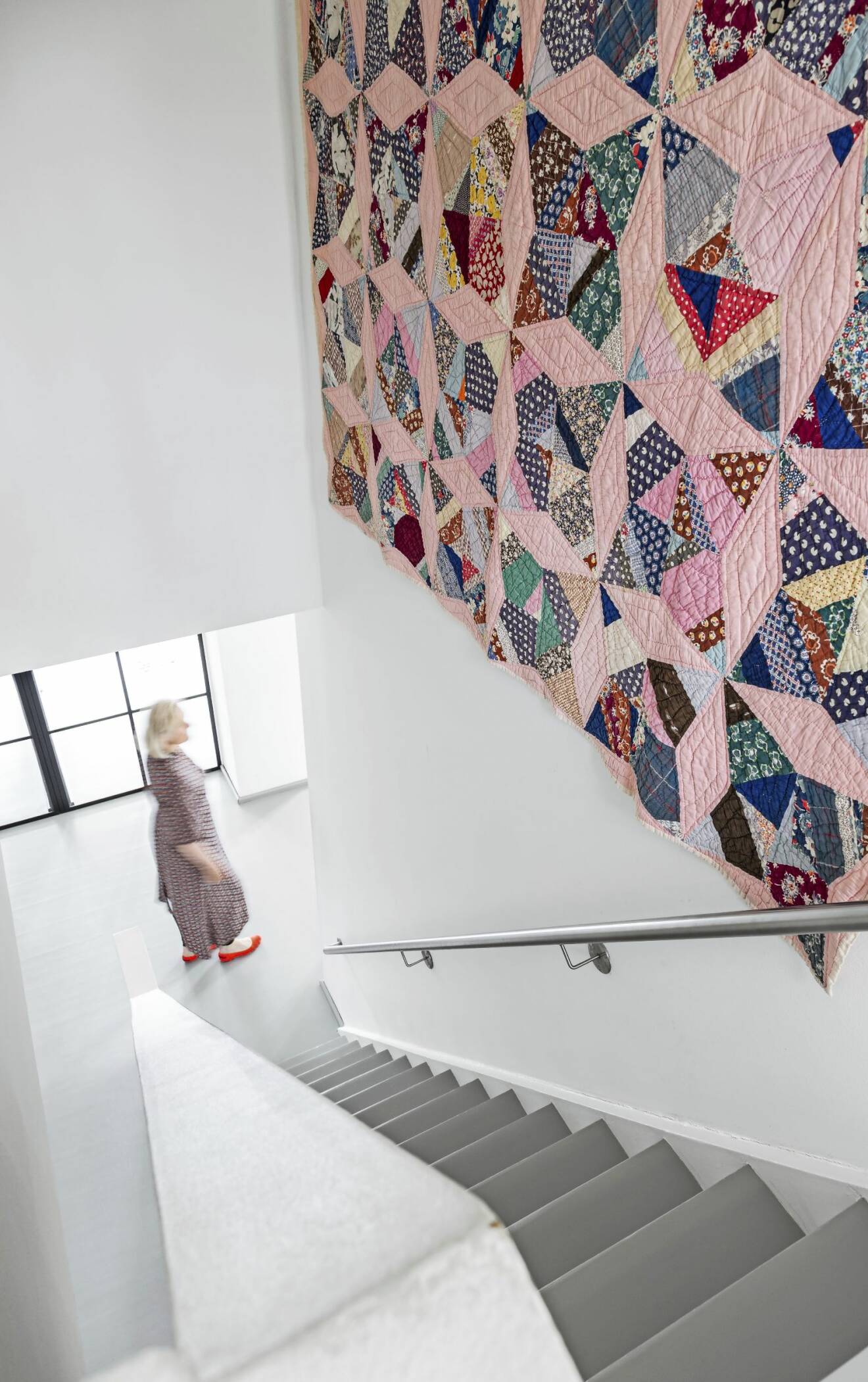 Hemma hos Mai Knauer pasteller och dansk design trappa lapptäcke
