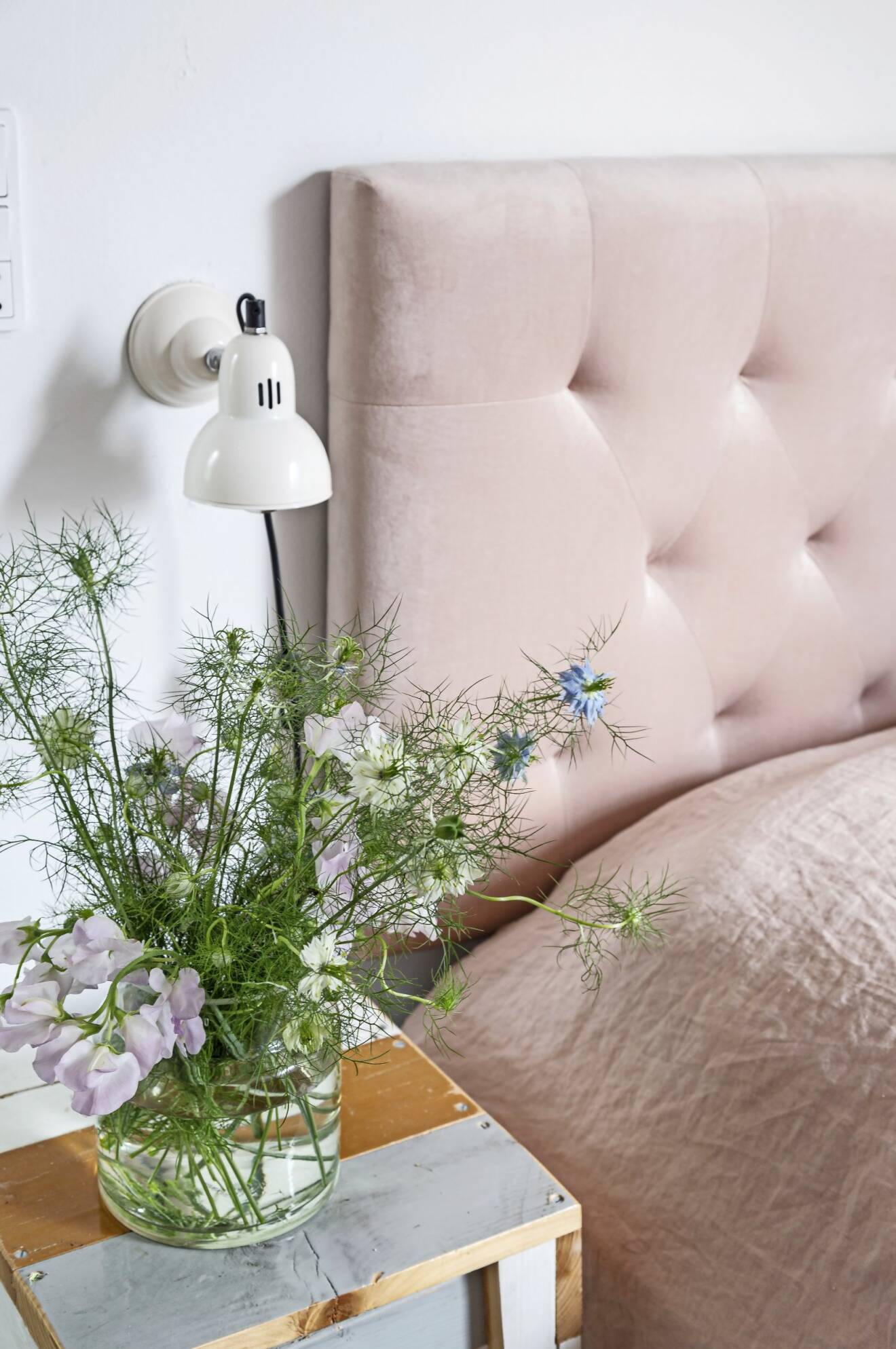 Hemma hos Mai Knauer pasteller och dansk design sovrum säng