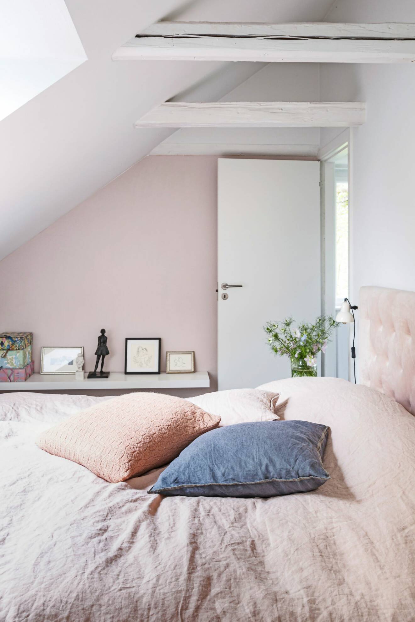 Hemma hos Mai Knauer pasteller och dansk design sovrum rosa