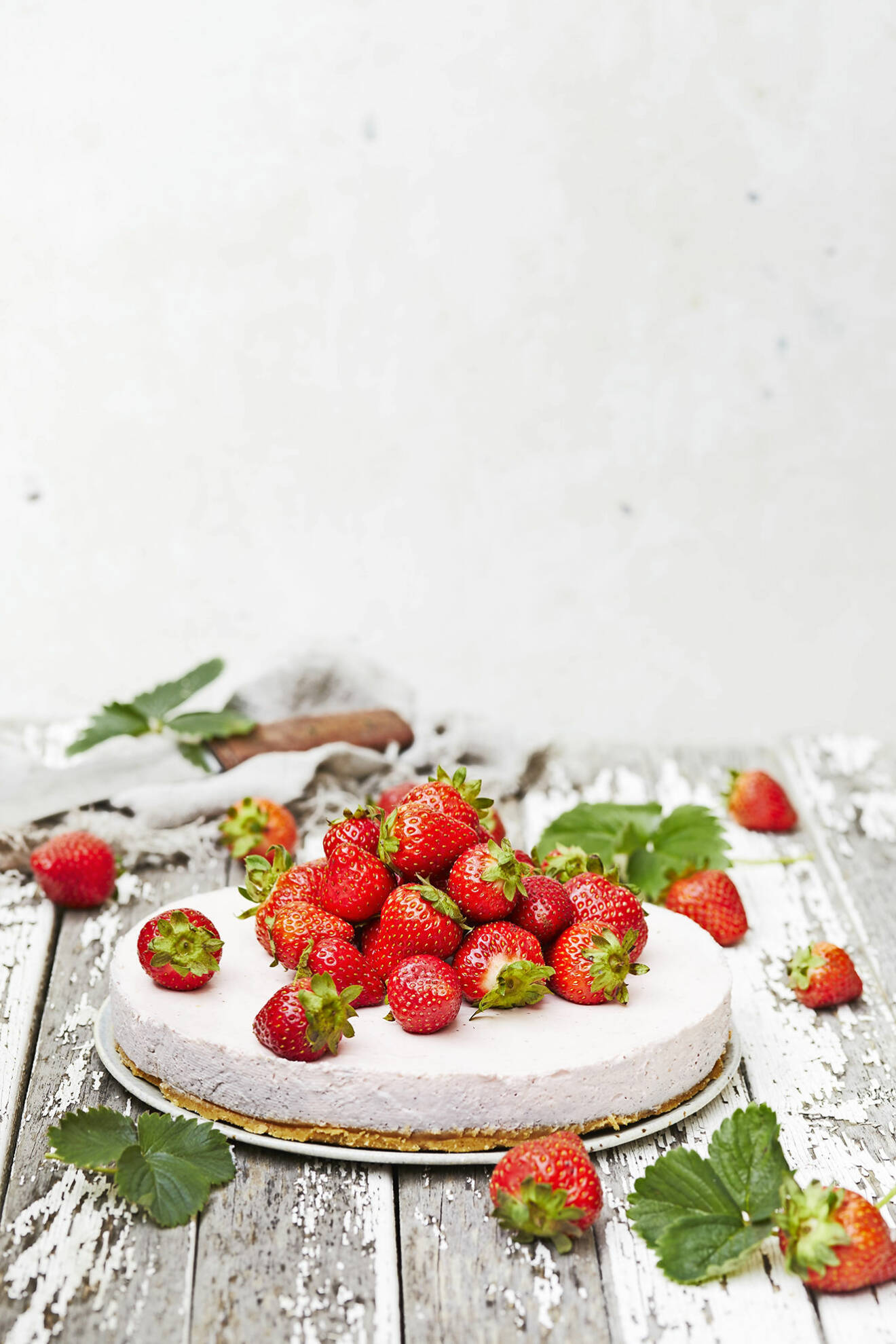 Baka en klassisk jordgubbscheesecake